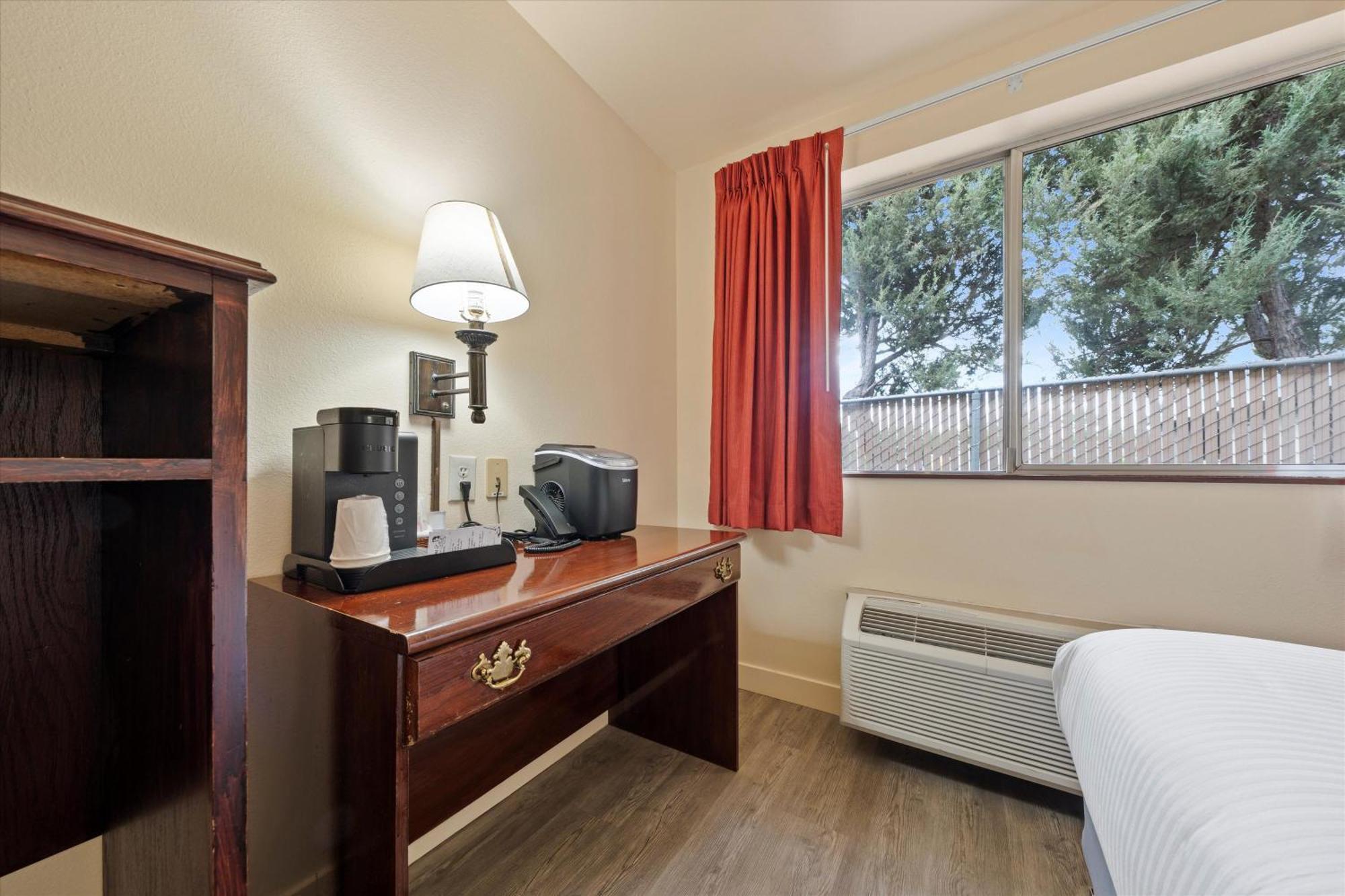 Quincy Inn And Suites Buitenkant foto