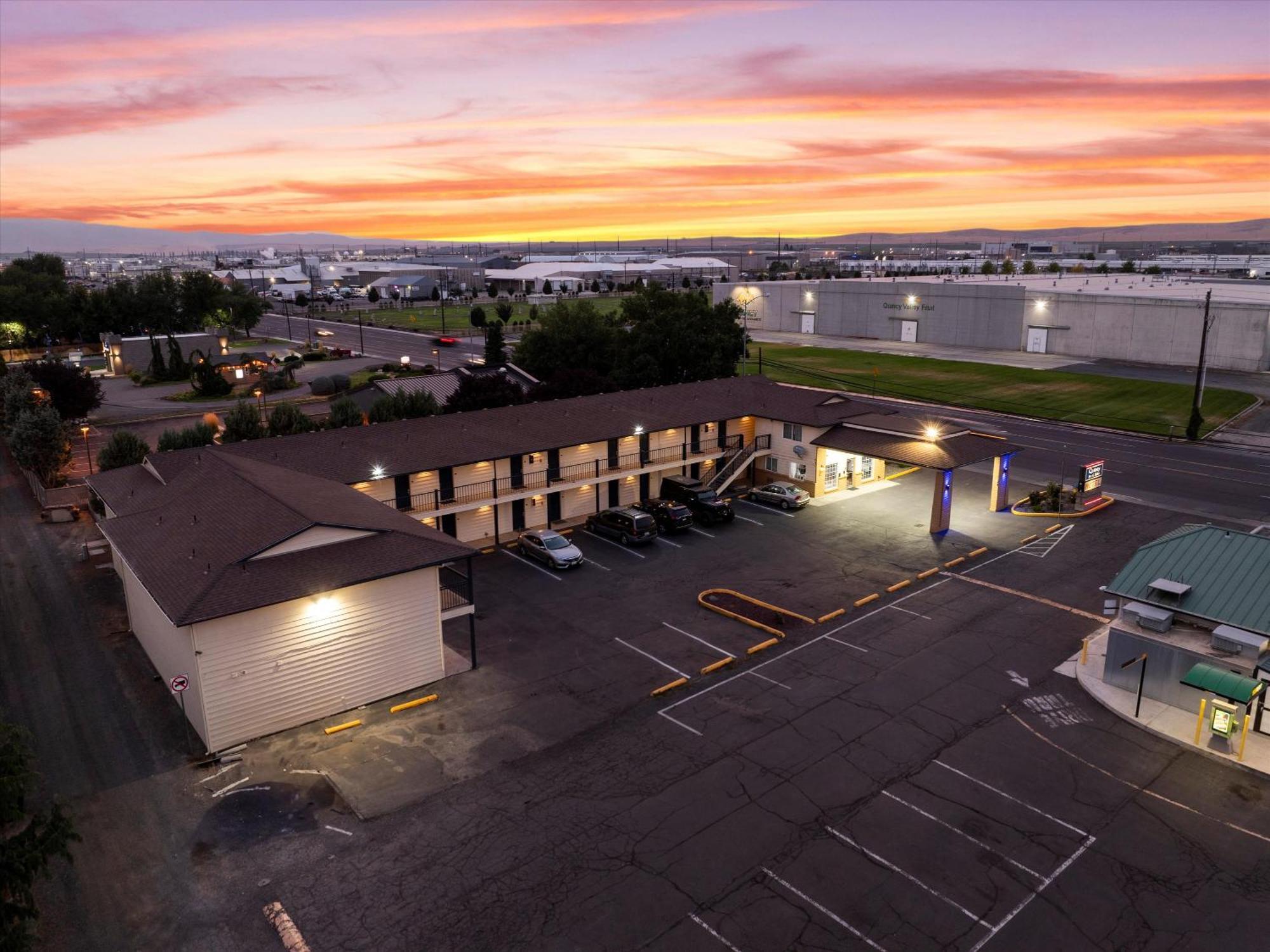 Quincy Inn And Suites Buitenkant foto