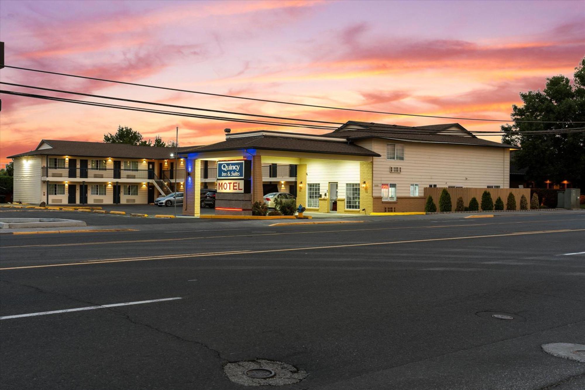 Quincy Inn And Suites Buitenkant foto