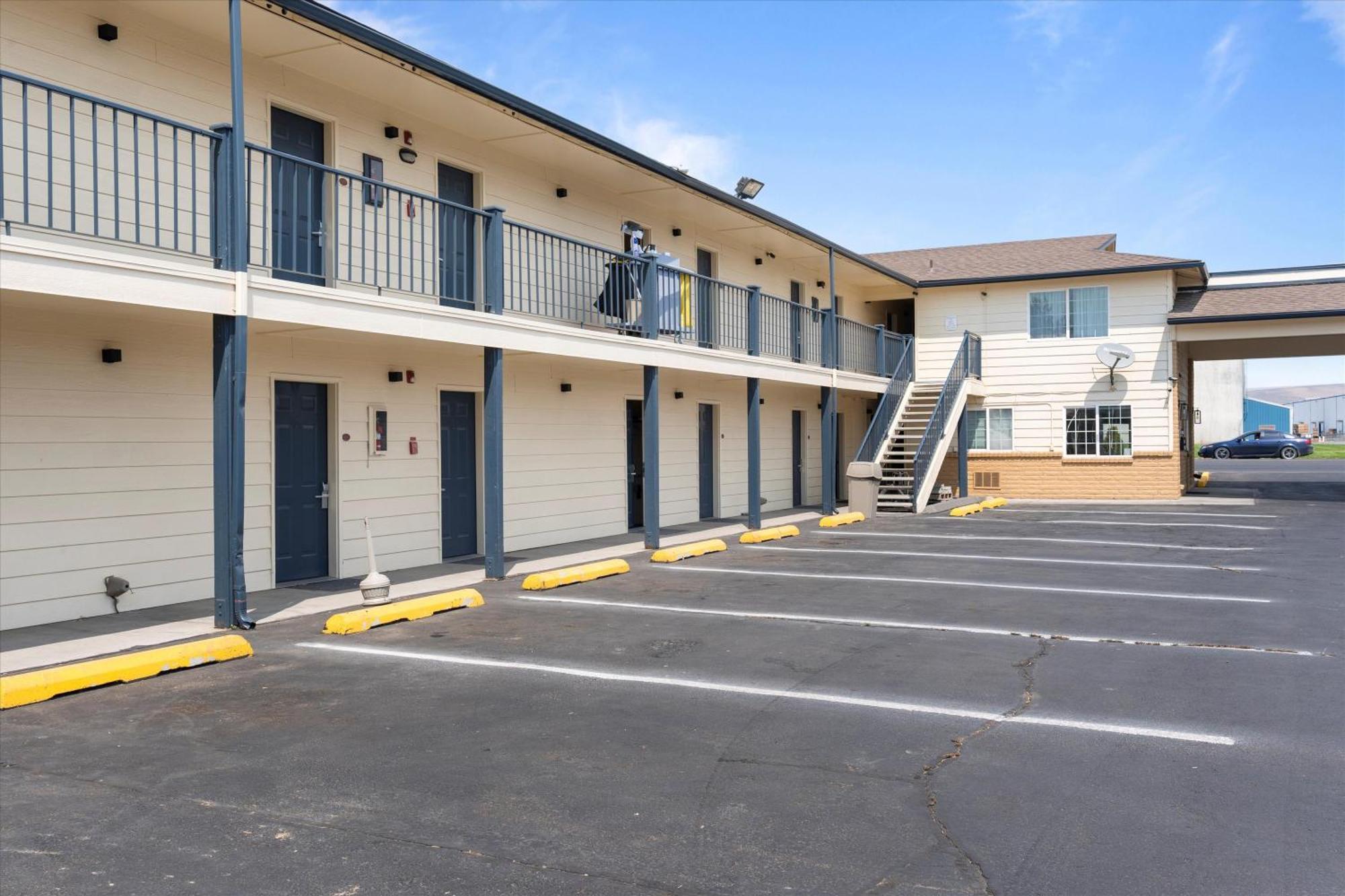 Quincy Inn And Suites Buitenkant foto