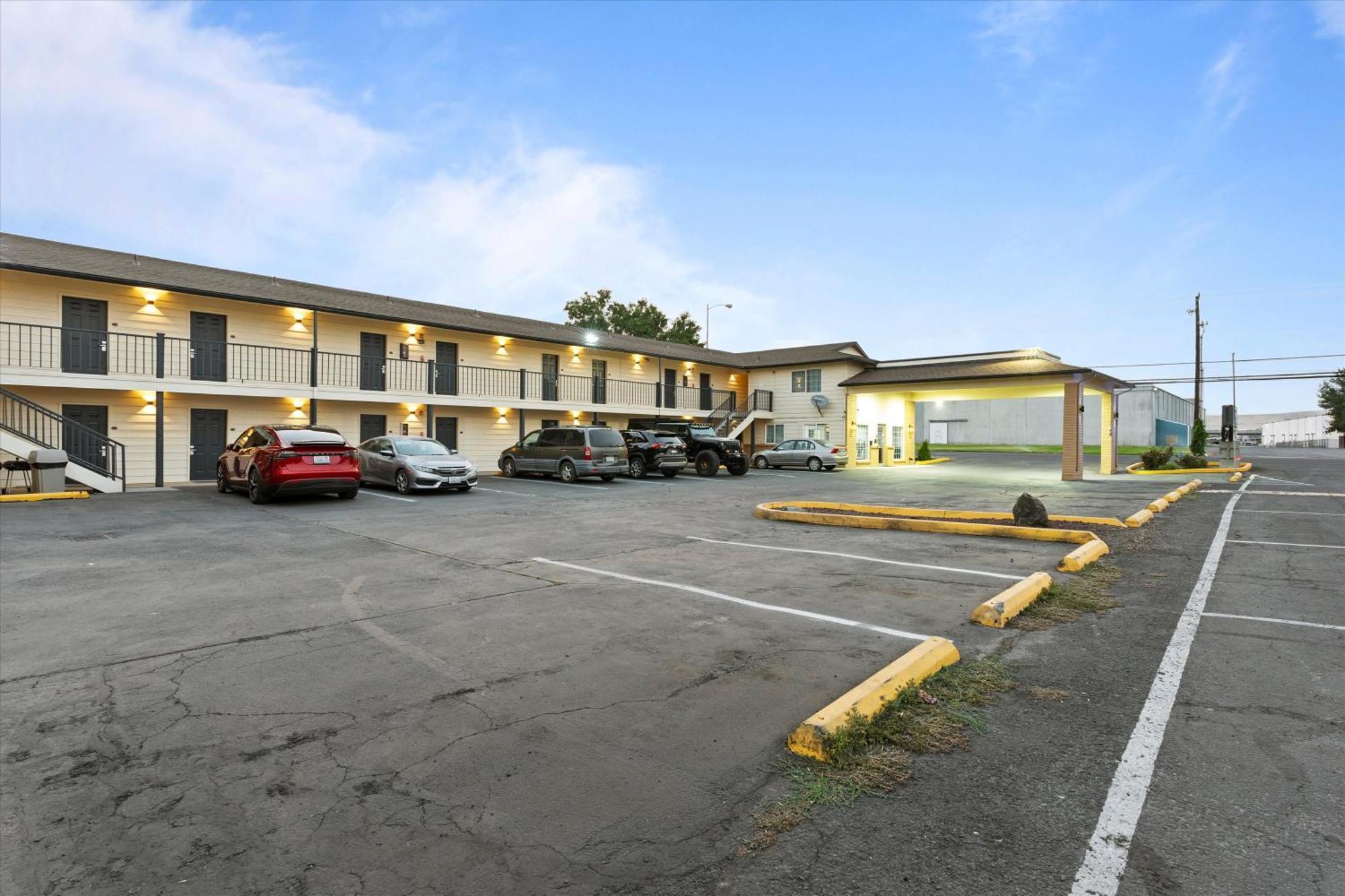 Quincy Inn And Suites Buitenkant foto