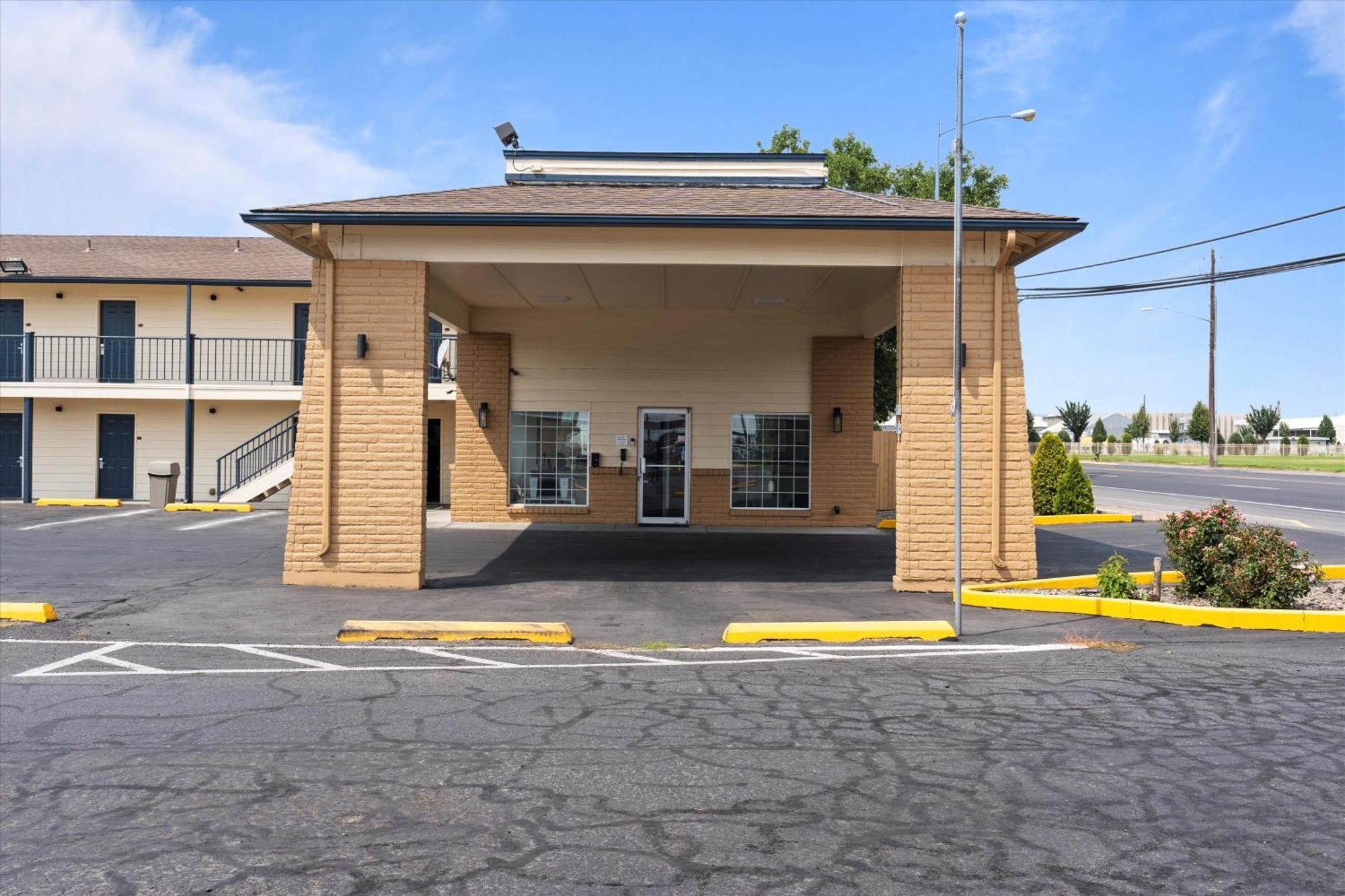 Quincy Inn And Suites Buitenkant foto