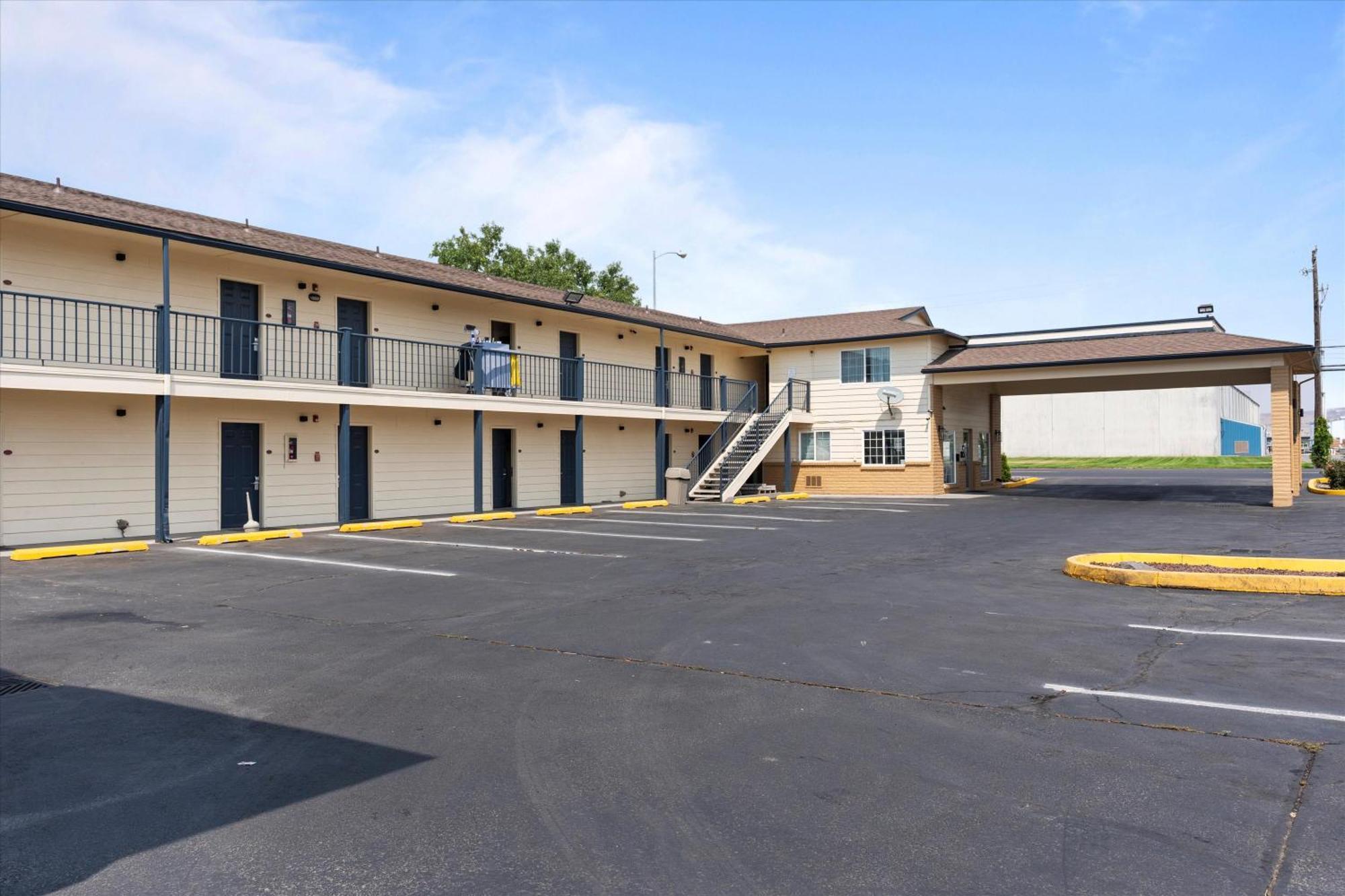 Quincy Inn And Suites Buitenkant foto