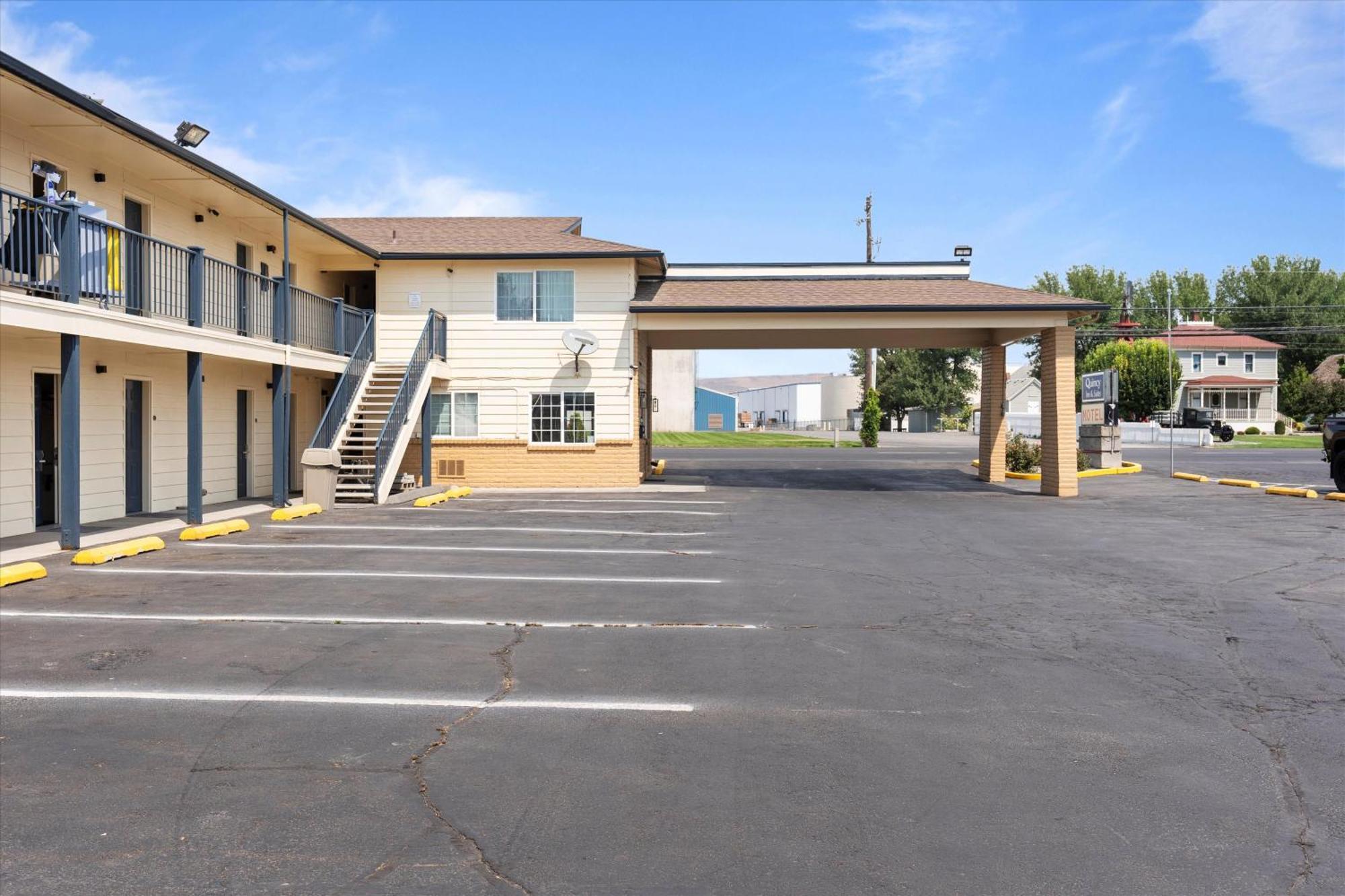 Quincy Inn And Suites Buitenkant foto